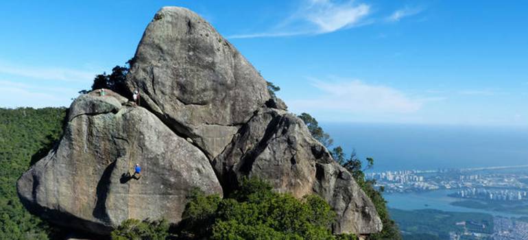 O Bico do Papagaio tem 989 metros de altitude e fica na cidade do Rio de Janeiro.