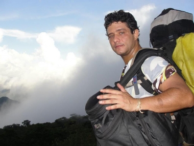 Nesta foto estou subindo a Pedra do Sino - 2.275 metros de altitude (RJ)