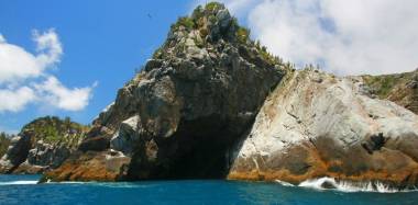 A Gruta Azul em Arraial do Cabo fica na Ilha de Cabo Frio, em sua lateral de mar aberto.