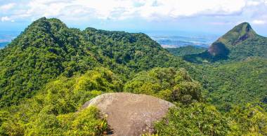 Morro da Cocanha. Com 982 metros de altitude fica ao lado do Bico do Papagaio e Pico da Tijuca.