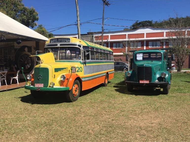 Modelos antigos de ônibus em exposição