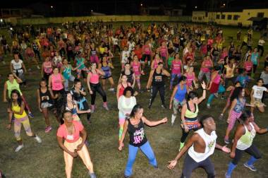 Projeto Zumba para Todos promove aula em alusão ao Outubro Rosa nesta quarta-feira em Itatiaia