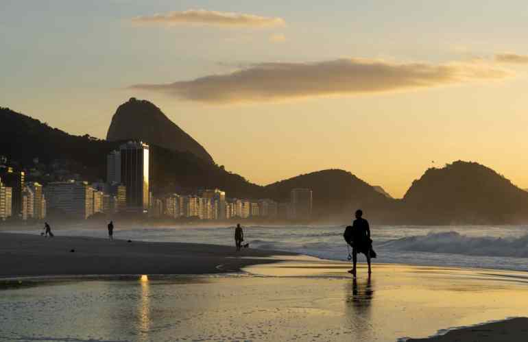 Recicla Orla se junta ao Movimento Plástico Transforma para um mutirão de limpeza na praia de Copacabana