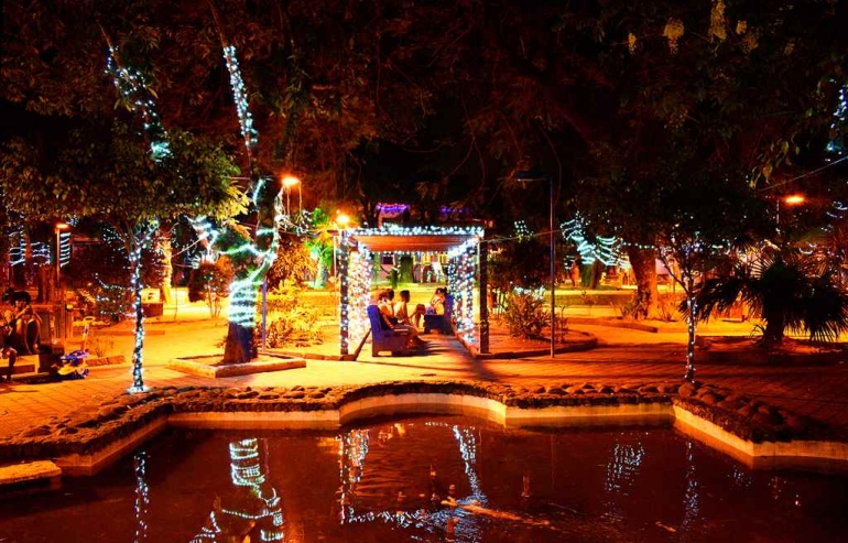 O Natal chegou em Mangaratiba: Centro ganhou iluminação especial de Natal e Papai Noel chega na sexta (21)