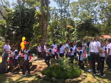 Crianças do Centro Social São José participam de passeio de trenzinho e piquenique no Horto Municipal promovido pelo CRAS Alto