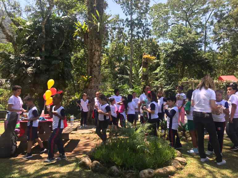 Crianças do Centro Social São José participam de passeio de trenzinho e piquenique no Horto Municipal promovido pelo CRAS Alto