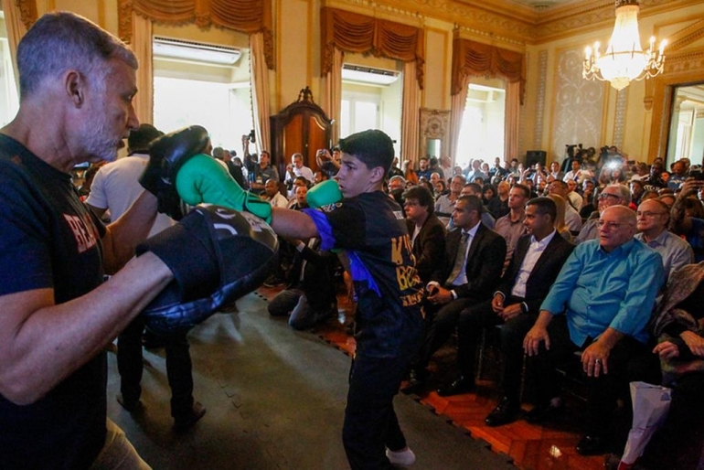 Prefeitura do Rio assina decreto que inclui ensino de lutas marciais nas escolas municipais: boxe, muay thai, jiu-jitsu e capoeira