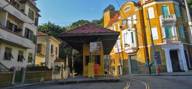 O Largo do Curvelo no bairro de Santa Teresa é cenário para encontros musicais e artesanais.