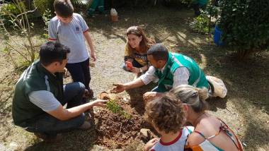 &#039;Árvores na Minha Escola&#039; já plantou mais de 100 mudas, com objetivo de plantar 1.500 mudas nas escolas da rede municipal