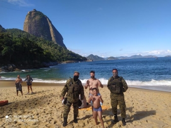 Polícia Militar salva filho e pai de afogamento na Praia Vermelha no Rio﻿