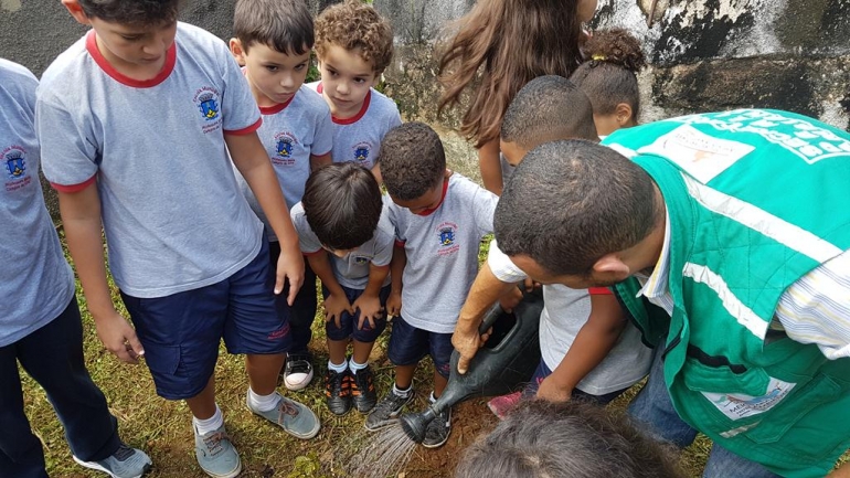 Meio Ambiente leva 500 alunos da rede municipal de Petrópolis para plantarem mudas de árvores