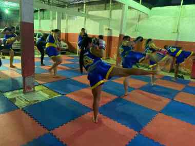 Projeto social leva aulas de kickboxing para moradores do Complexo do Alemão