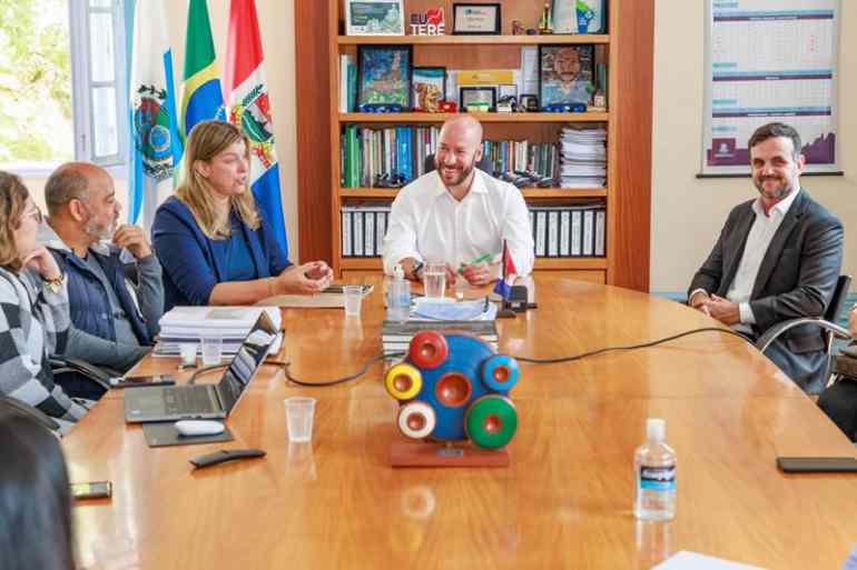 Prefeito Vinicius Claussen entre a secretária municipal de Turismo, Elizabeth Mazzi, e o presidente do IEEA-RJ, Renato Bussiere