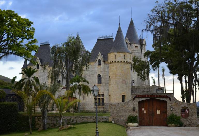 Castelo de itaipava, onde seus sonhos se tornam realidade. Volte no tempo e explore.