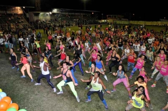 Projeto 'Zumba para Todos' promove aula com o tema Natal Solidário nesta quarta-feira