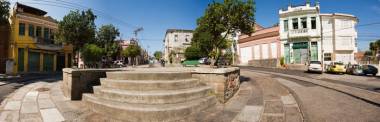 É só escurecer no Rio de Janeiro para o Largo das Neves em Santa Teresa se transformar em ponto de encontro de moradores e turistas do mundo inteiro.